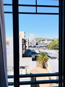 - une vue sur la ville depuis la fenêtre dans l'établissement City junction studio apartment, à Windhoek