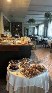 Ein Tisch mit einem Haufen Essen drauf. in der Unterkunft Hotel Classicano in Ravenna