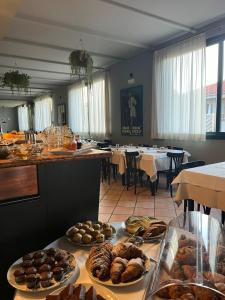 ein Zimmer mit vielen Gerichten auf dem Tisch in der Unterkunft Hotel Classicano in Ravenna
