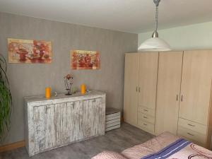 1 dormitorio con armario de madera y cama en FeWo Meikoe en Lutherstadt Eisleben