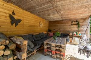 a living room with a couch and a table at La casa Pacha Mama Sauna en Hottub in Ewijk
