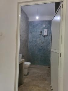 Koupelna v ubytování Hasthi homestay