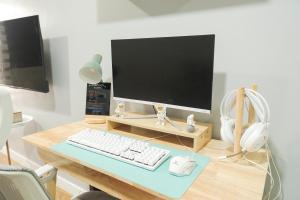 uma secretária com um monitor de computador e um teclado e rato em Studio For Rent in Taguig City near BGC-McKinley Hill em Manila