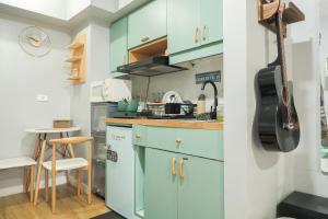 uma cozinha com armários azuis e um lavatório em Studio For Rent in Taguig City near BGC-McKinley Hill em Manila