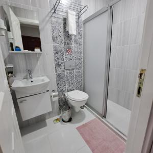 e bagno con servizi igienici, lavandino e doccia. di Golden Life Apart Hotel a Istanbul