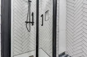 d'une porte de douche en verre avec son numéro dans l'établissement Le Gentleman - Design & Lumineux - Business, à Paris