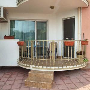 un balcón de una casa con mesa y sillas en Paradise A12, en Kavarna