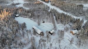 una vista aérea de una casa en un bosque nevado en Schwedisches Bauernhaus, en Jörn