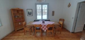 una mesa de comedor y sillas en una habitación en Schwedisches Bauernhaus, en Jörn
