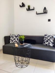 a living room with a couch and a table at ESCAPADAS ROMÁNTICAS Gavira Apartamento in Rota +34 photos
