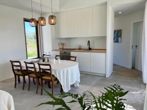 Kitchen o kitchenette sa Villa con piscina en Golf Isla Canela Links