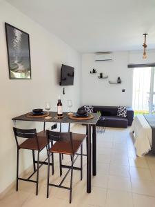 sala de estar con mesa con sillas y sofá en ESCAPADAS ROMÁNTICAS Gavira Apartamento, en Rota