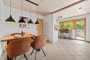 a kitchen and dining room with a table and chairs at Industrial Loft am Pfaffenberg in Oberteuringen