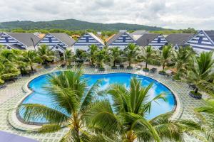 an overhead view of a resort swimming pool with palm trees at Thuong Trang Villa Phu Quoc in Phu Quoc