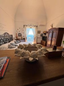 um quarto grande com uma cama e uma janela grande em La dimora degli Dei em Praiano