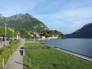 vista su un lago con montagne sullo sfondo di Lungolago Malgrate a Malgrate