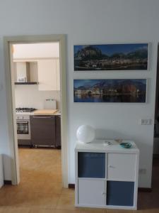 una camera con cucina con tavolo e specchio di Lungolago Malgrate a Malgrate