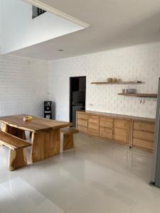 cocina con mesa de madera en una habitación en Villa Jessy near Canggu Seminyak Kuta, en Denpasar
