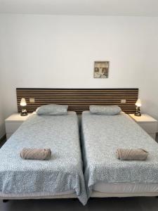 2 camas en un dormitorio con 2 almohadas en Holiday Home & Rooftop Lounge, en Las Palmas de Gran Canaria