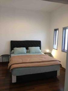 1 dormitorio con 1 cama grande y 2 almohadas en Villa Jessy near Canggu Seminyak Kuta, en Denpasar