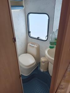 Baño pequeño con aseo y lavamanos en Caravana Magic, en Tindaya