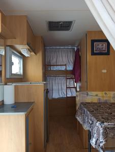 una pequeña cocina con mesa y encimera en Caravana Magic, en Tindaya