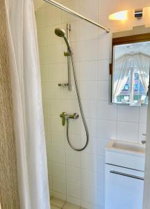 y baño con ducha y cortina de ducha. en Simono Vila, en Palanga