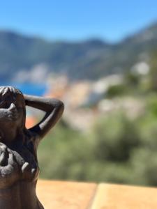 a small figurine of a person with its mouth open at La dimora degli Dei in Praiano
