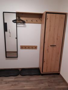 una puerta de madera en una habitación con espejo en Ferienwohnung Mörchen, en Winterberg