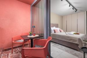 een slaapkamer met een bed en een tafel en stoelen bij Abau Residence Apartment 2 Opatija in Opatija