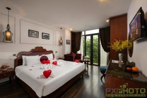 Postel nebo postele na pokoji v ubytování Vision Premier Hotel in Hanoi Central