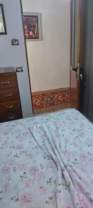 een slaapkamer met een bed en een dressoir bij Niku HomeStay in Berat