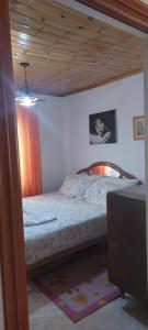 Een bed of bedden in een kamer bij Niku HomeStay