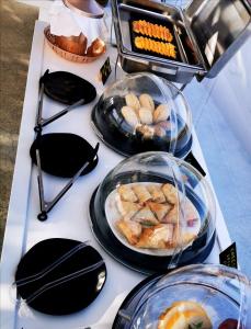 una mesa con varias bandejas de comida. en Avra Pahainas, en Pachaina