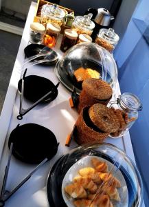 uma mesa com alguma comida em cima em Avra Pahainas em Pachaina