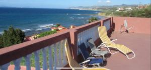 a balcony with chairs and a view of the ocean at Villa Casa Jasmin in Melîyech