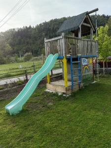 un parque infantil con un tobogán en el césped en Apartment Wigo en Feldkirchen in Kärnten