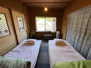 Postel nebo postele na pokoji v ubytování 海好きな大人の隠れ家下田ハウス
