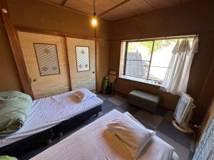 Postel nebo postele na pokoji v ubytování 海好きな大人の隠れ家下田ハウス