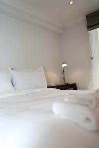 Postel nebo postele na pokoji v ubytování LUX Flat Hyde Park Paddington