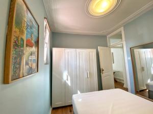 リスボンにあるSanta Liberdadeのベッドルーム1室(ベッド1台付)が備わります。壁には絵画が飾られています。
