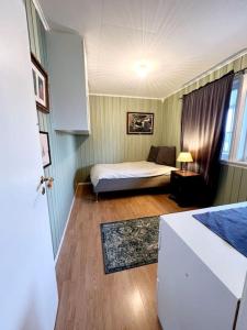 Habitación pequeña con cama y ventana en Family friendly, quiet, spacious, en Hvasser