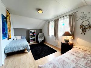 1 dormitorio con 1 cama y 1 silla en Family friendly, quiet, spacious, en Hvasser