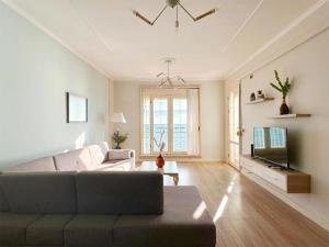 Μια τηλεόραση ή/και κέντρο ψυχαγωγίας στο Redi's Luxurious Seaside Full View Apartments