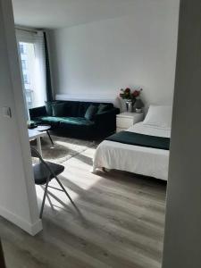 uma sala de estar com uma cama e um sofá em Magnifique Studio de 25 m2 em Paris