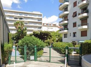 una puerta frente a un edificio en Le 29 Promenade des Anglais - Golden Square, en Niza
