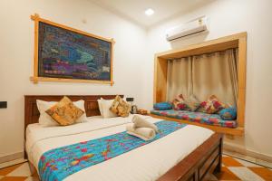 1 dormitorio con 2 camas y ventana en Explore Hostel Life Jaisalmer, en Jaisalmer