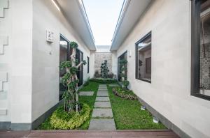 an internal courtyard of a building with a garden at Gaing Mas Jimbaran Villas by Gaing Mas Group in Jimbaran