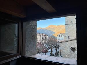 サン・ロレンゾ・デ・モルニスにあるLa Vall Apartaments Dúplexの窓から市街と山の景色を望めます。