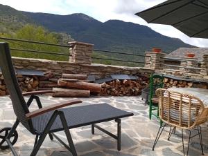 a patio with a table and chairs and an umbrella at Espectacular Chalet de Montaña Pirineos, Burg in Burg